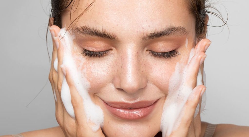 Как и чем очищать кожу лица: простая инструкция для сияния и здорового блеска